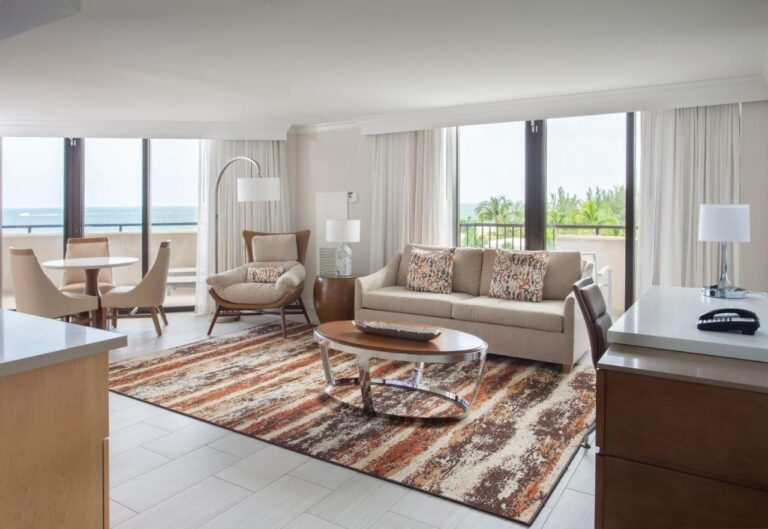 Best Of Both Worlds- Beach Resort And Trendy Large Residence